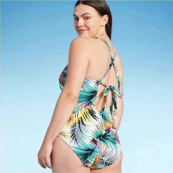 NWT Women'sPlunge Ring Detail One Piece
Swimsuit - Shade & Shore XL - Picture 4 of 5